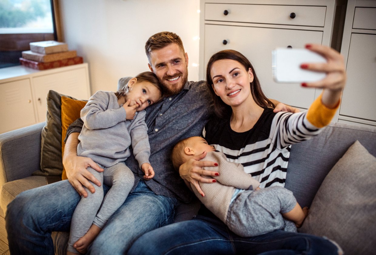 Familie macht Selfie_1240x840px_GettyImages-1064765418