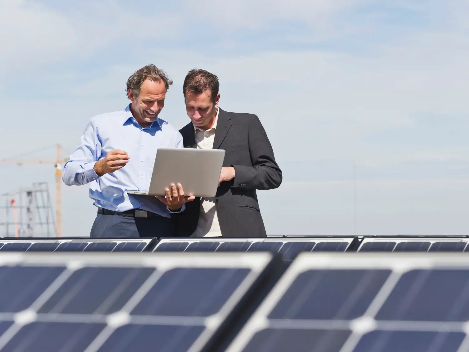 photovoltaik-fuer-unternehmen-zwei maenner auf einem pv dach