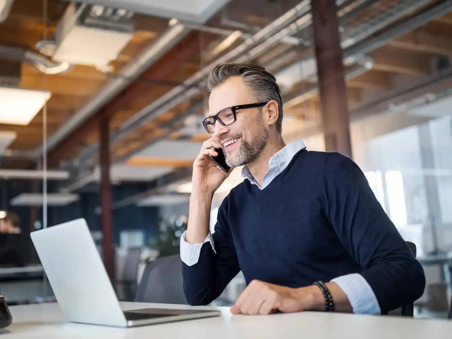 thg-quote-mann kontaktiert mvv mit einem Telefon