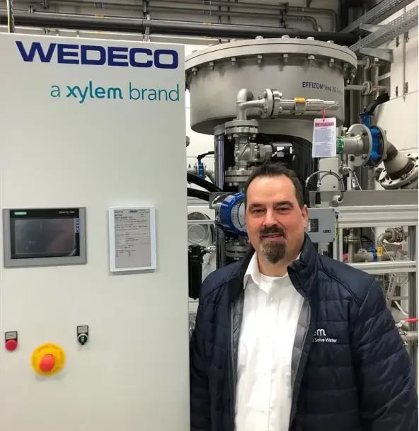 Thomas Heinrichs_vor einer Ozonanlage zur Wasseraufbereitung_Xylem